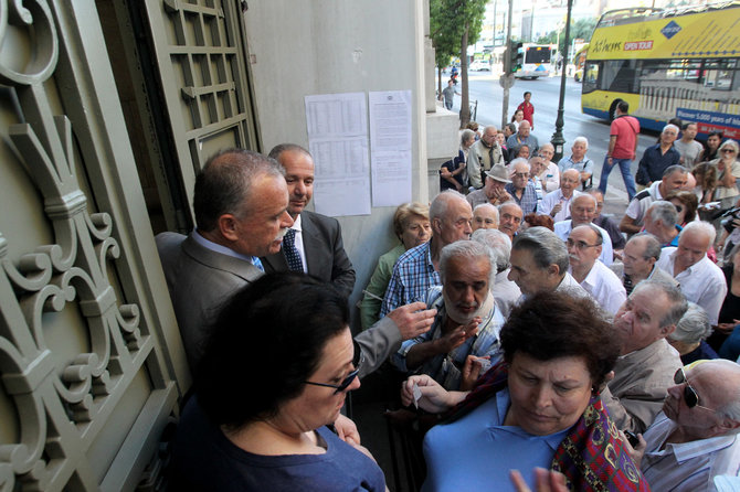 „Scanpix“/„Sipa USA“ nuotr./Graikijos bankus apgulė įtūžę pensininkai