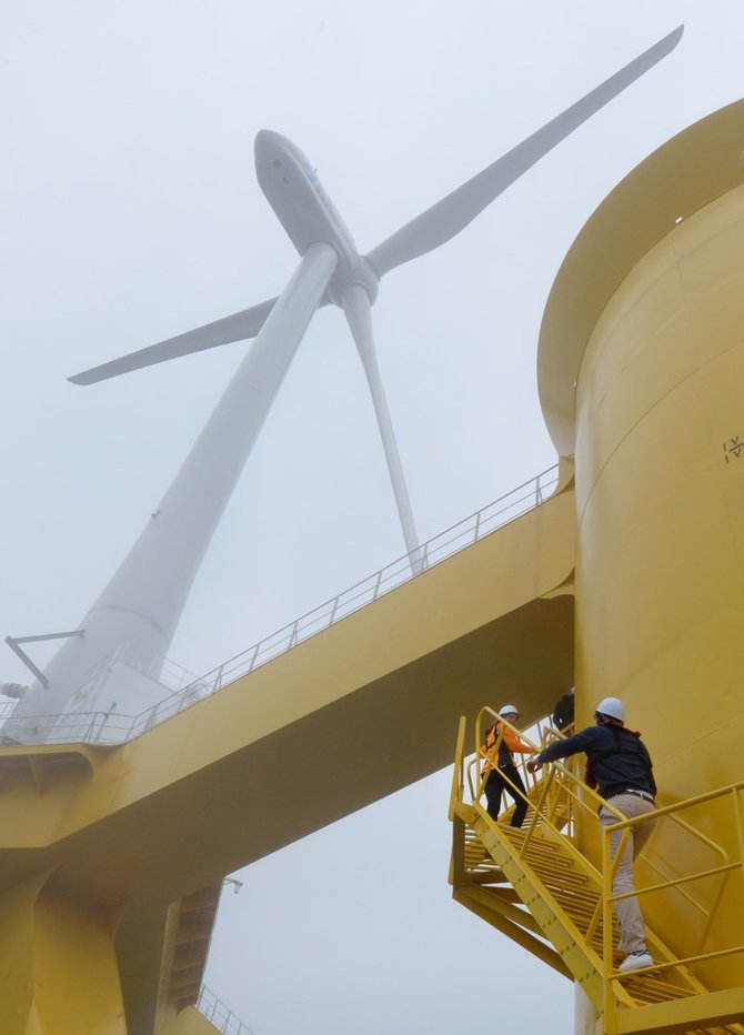 „Scanpix“/AP nuotr./Vėjo jėgainė Fukušimoje