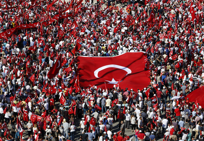 „Reuters“/„Scanpix“ nuotr./Turkijos partijų mitingas prieš karinį perversmą Stambule