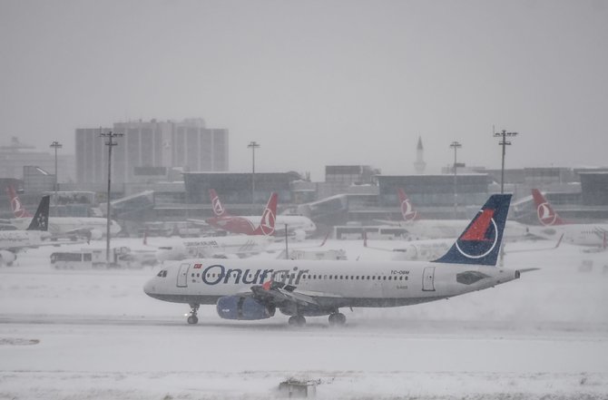 AFP/„Scanpix“ nuotr./Lėktuvai Stambulo Atatiurko oro uoste