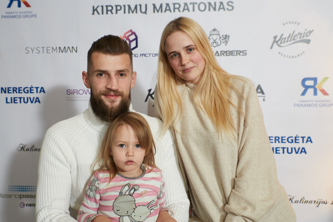 Valentino Ryckovo nuotr./Henrikas Vikšraitis su šeima prieš nusikerpant barzdą