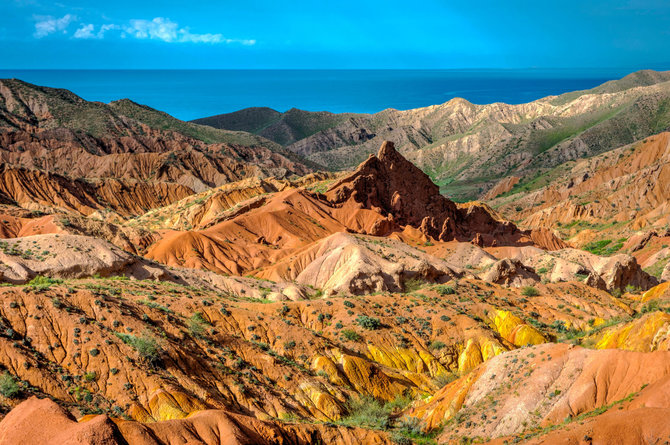 Shutterstock nuotr./Pasakų kanjonas ir Isyk Kulio ežeras, Kirgizija