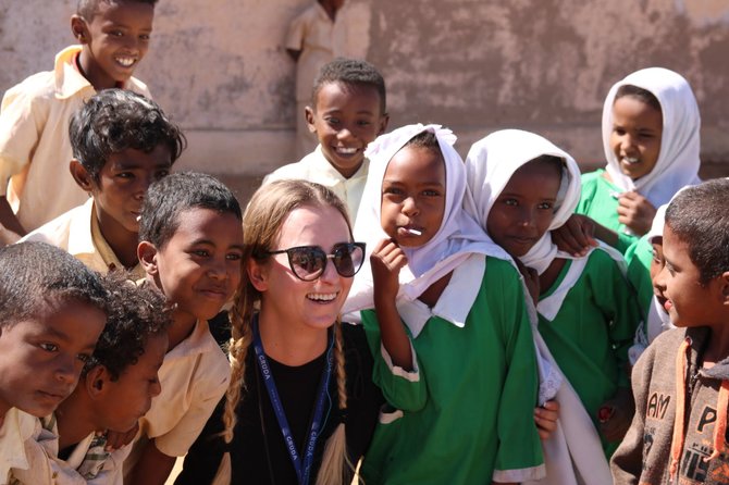 Kelionių organizatoriaus „GRŪDA“ nuotr./Su vietiniais vaikais, Sudanas