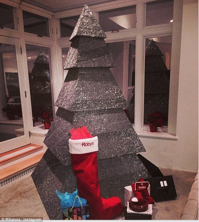 „Instagram“ nuotr./Rihannos Kalėdų eglutė Niujorke