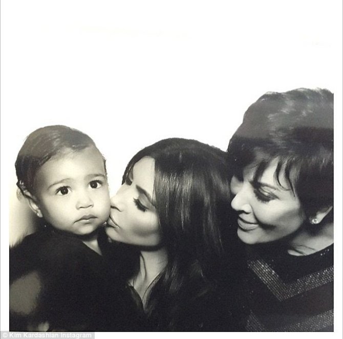 „Instagram“ nuotr./Kim Kardashian su dukra North ir mama Kris