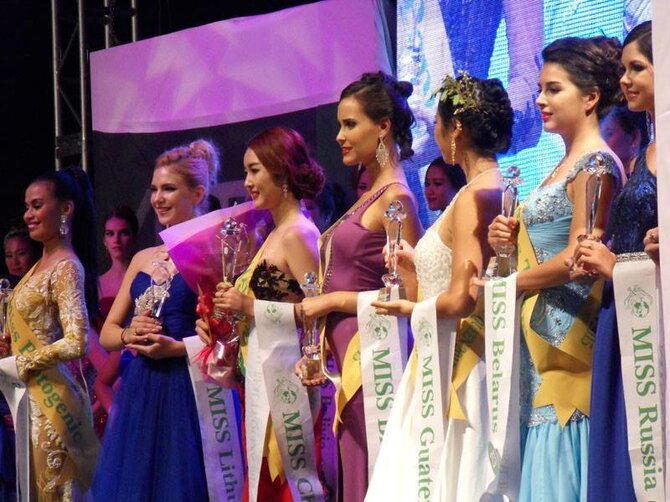 „Miss Global Beauty Queen“ nuotr./Aneta Diraitytė (kairėje, mėlyna suknele)