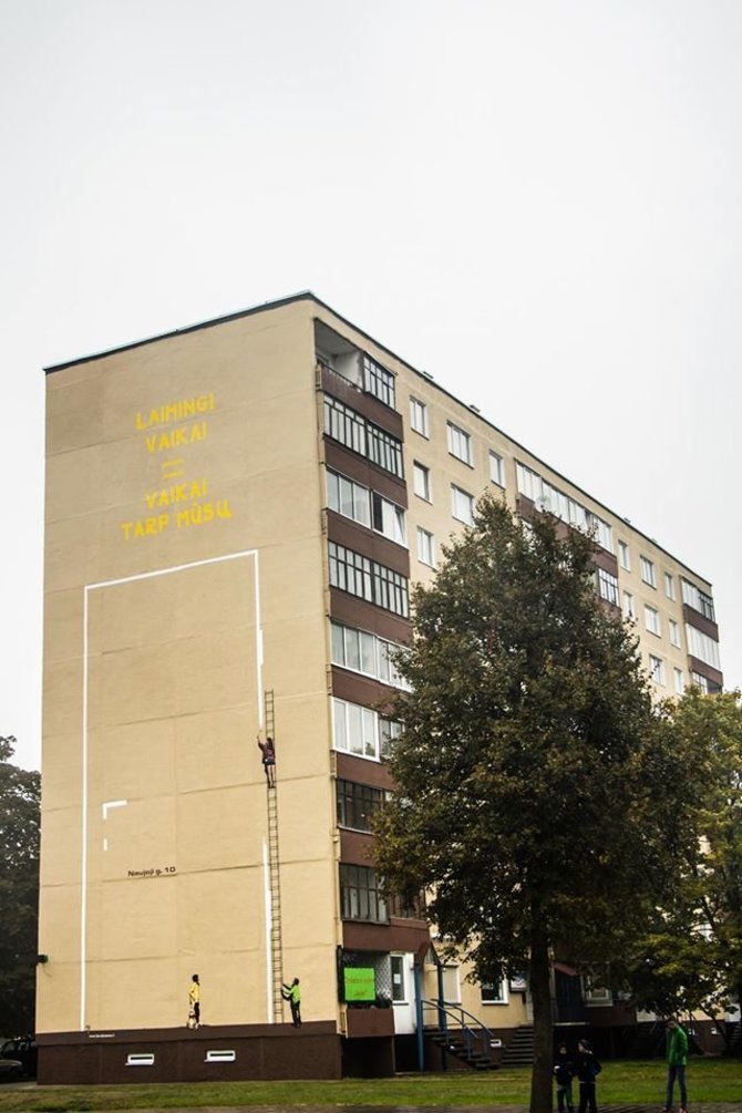 Asmeninio albumo nuotr./Piešiniu išmarginta siena Alytuje