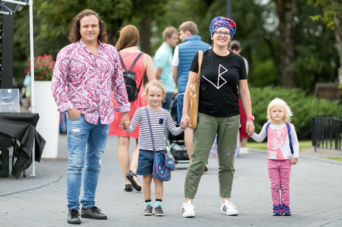 „We will grill“ organizatorių nuotr./Jurga Klimaitė-Riebling su vyru Dirku bei dukromis