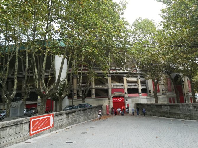 Monikos Svėrytės nuotr./Pamplona. Garsioji koridos arena ir šalia jos – paminklas Ernestui Hemingway'ui kairėje