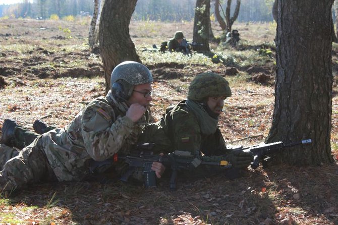 Mariaus Kupčiūno nuotr./Rukloje Lietuvos ir JAV kariai treniruojasi su sunkiąja karine technika