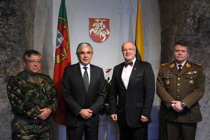 Alfredo Pliadžio nuotr./Juozas Olekas su Portugalijos gynybos ministru Dr. José Pedro Correia de Aguiar-Branco