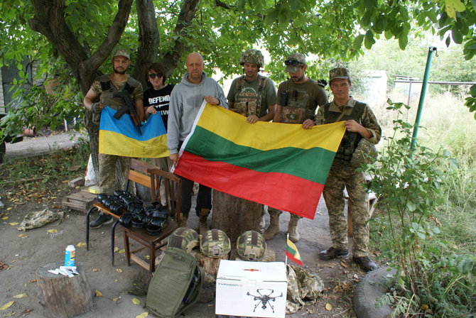 Asmeninė nuotr./J.Ohmanas pozuoja su Ukrainos kariais ir partneriais iš Zaporožės