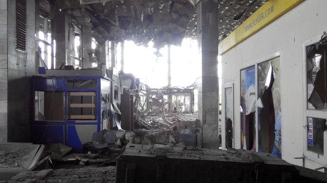 Slyvos nuotr./Donecko oro uosto terminalas beveik visiškai sugriautas.
