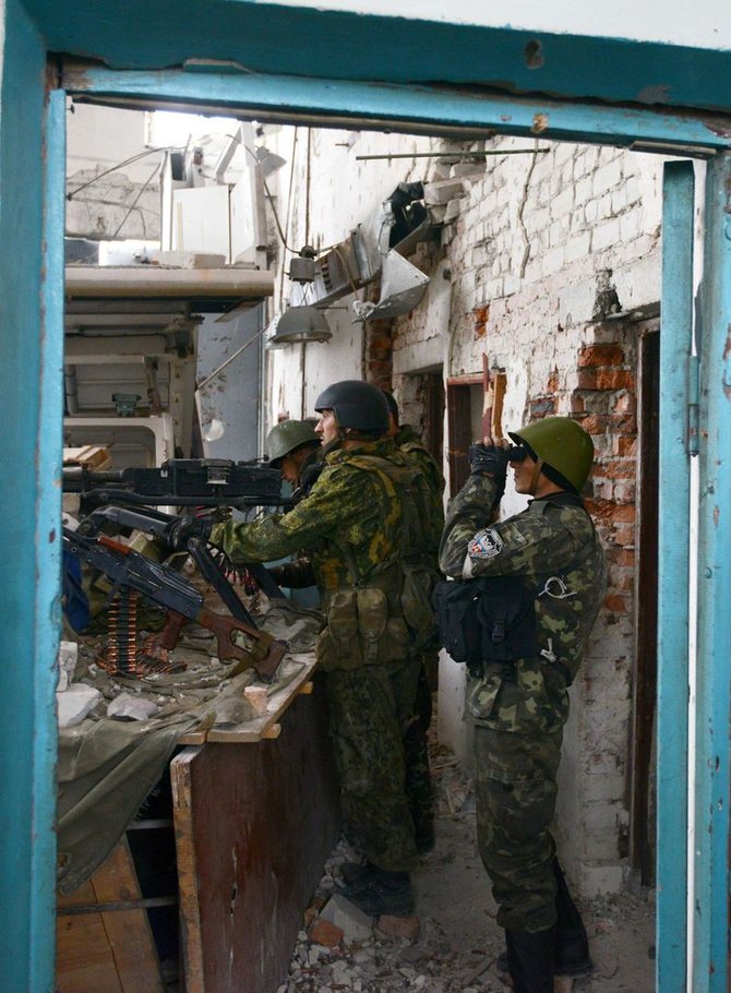 AFP/„Scanpix“ nuotr./Prorusiški teroristai prie Donecko oro uoste.