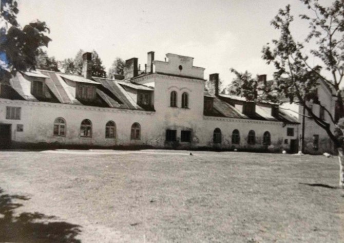 Nuotrauka iš J.Šurkaus disertacijos „Psichiatrijos vystymasis Lietuvoje“/Respublikinei Vilniaus psichoneurologinei ligoninei priklaususio Kairėnų filialo didysis pastatas, 1959 metai.