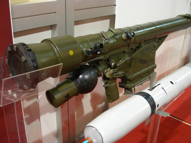 Lenkijos gynybos ministerijos nuotr./Lenkijoje gaminama nešiojama priešlėktuvinė raketinė sistema GROM.