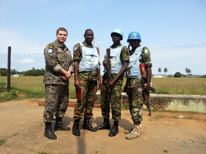 Asmeninė nuotrauka/VST kapitonas M.Taraškevičius moko Liberijos policijos pareigūnus.