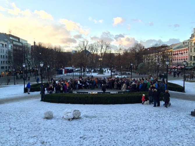 Facebook.com/Keli šimtai emigrantų protestavo prie Norvegijos parlamento
