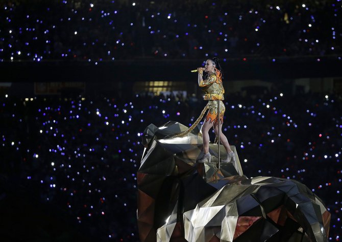 „Scanpix“/AP nuotr./Per rungtynių pertrauką koncertavo dainininkė Katy Perry