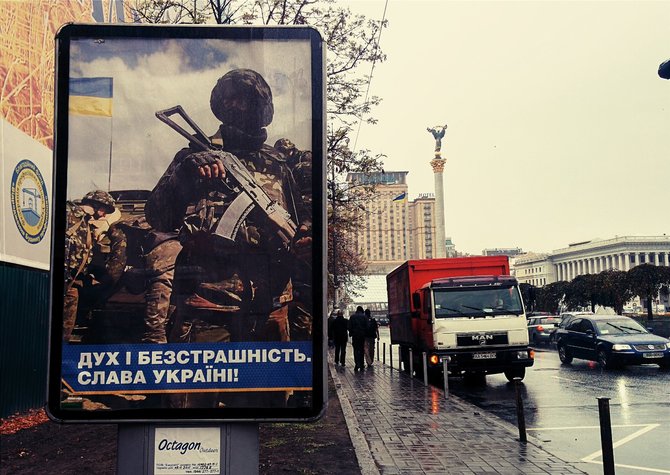 Kijevo stenduose kabo karinėse reklamos