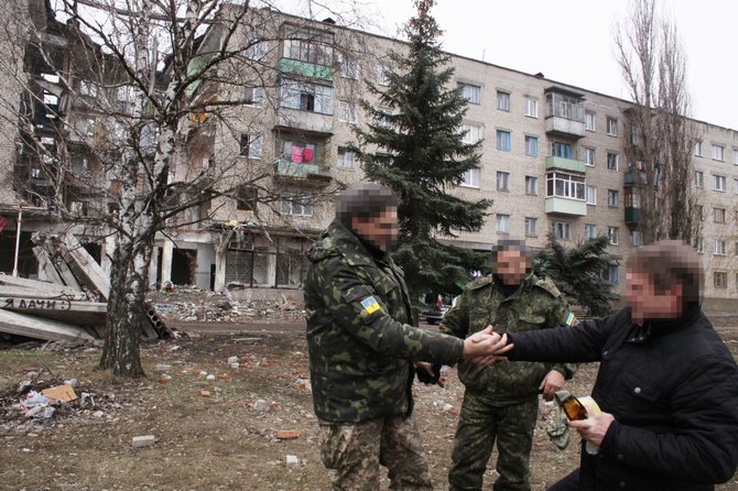 D.Pancerovo nuotr./Buvęs Ukrainos armijos majoras (dešinėje) patiria separatistų spaudimą