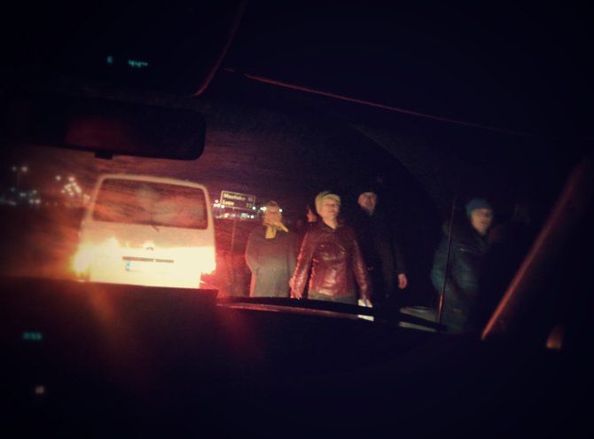 Dovydo Pancerovo nuotr./Ukrainiečiai stovi palei greitkelį šalia Medykos pasienio kontrolės punkto