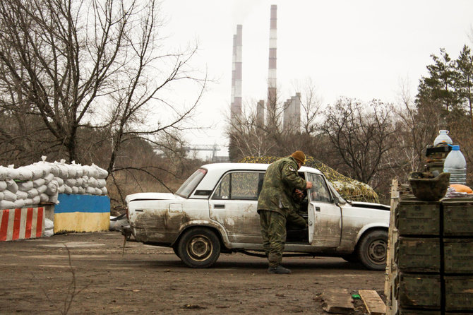 D.Pancerovo nuotr./Ukrainos pasieniečiai tikrina gyventoją, kuris gyvena separatistų teritorijoje