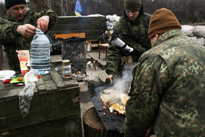 D.Pancerovo nuotr./Ukrainos kariai kepa žuvį