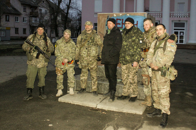 D.Pancerovo nuotr./J.Ohmanas su Ukrainos kariais Sčastjės mieste