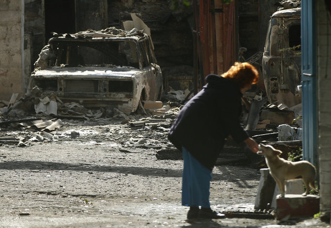 „Reuters“/„Scanpix“ nuotr./Gyventojų šuo sugriautame Popasnos mieste