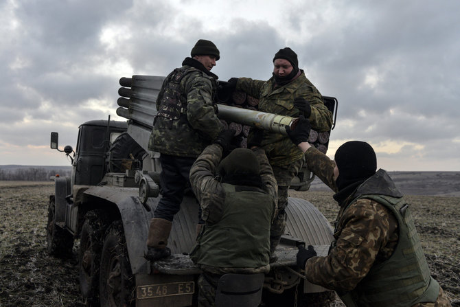 „Reuters“/„Scanpix“ nuotr./Ukrainos kariai užtaiso „Grad“ sistemą