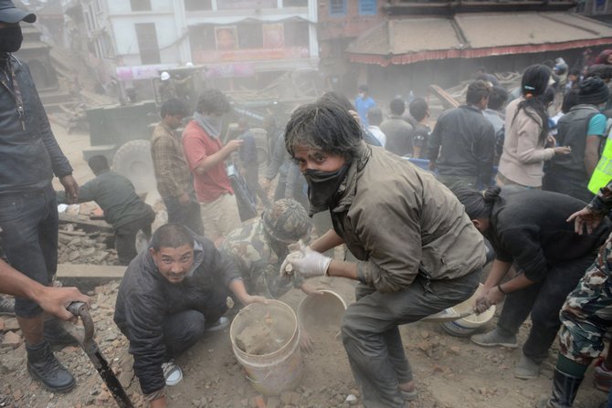 AFP/„Scanpix“ nuotr./Nepalas po stipraus žemės drebėjimo