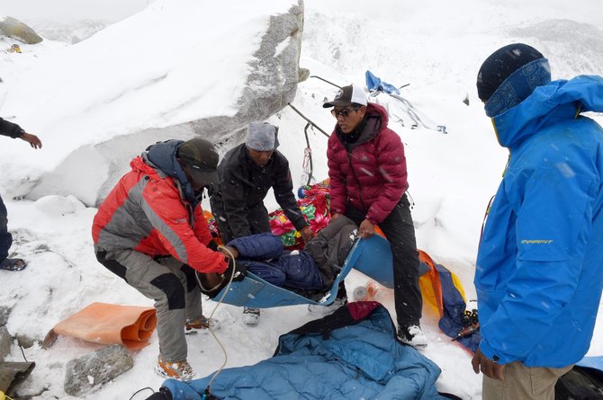 AFP/„Scanpix“ nuotr./Gelbėjimo operacija Evereste