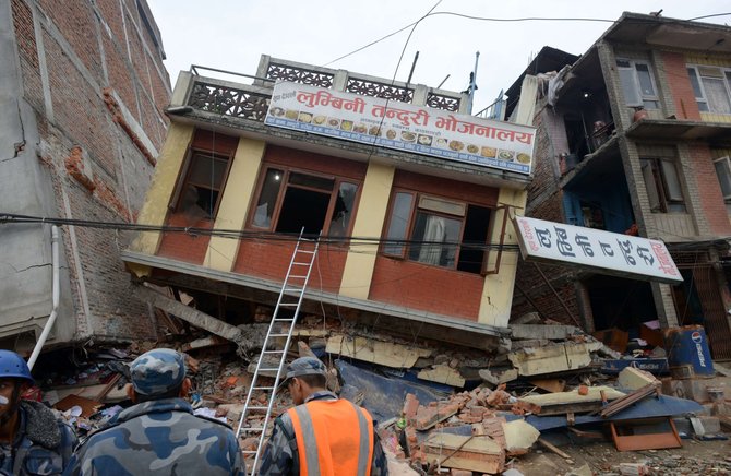 AFP/„Scanpix“ nuotr./Nepalas po galingo žemės drebėjimo