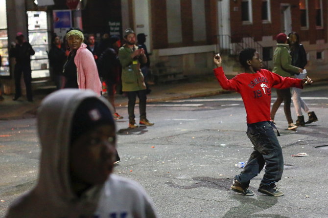 „Reuters“/„Scanpix“ nuotr./Protestuotojai Baltimorėje susirėmė su policija