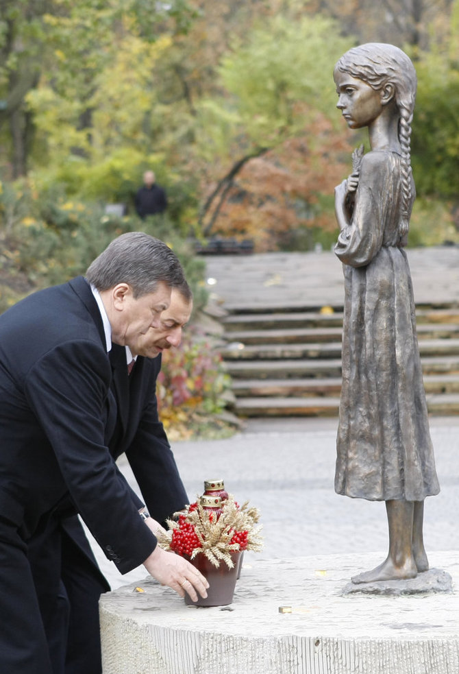 „Reuters“/„Scanpix“ nuotr./Viktoras Janukovyčius prie paminklo Holodomoro aukoms atminti