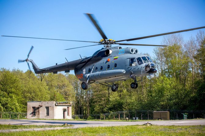 Vidmanto Balkūno/15min.lt nuotr./Kariškių sraigtasparnis Mi-8T