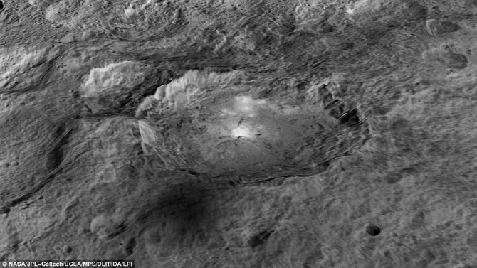 NASA nuotr./Akėtojo krateris