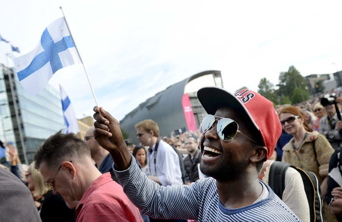 „Reuters“/„Scanpix“ nuotr./Prieš neonacių eitynes, Helsinkyje žygiavo pasisakantieji prieš rasizmą