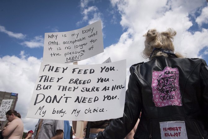 „Scanpix“/AP nuotr./Moterų protestas Kanadoje