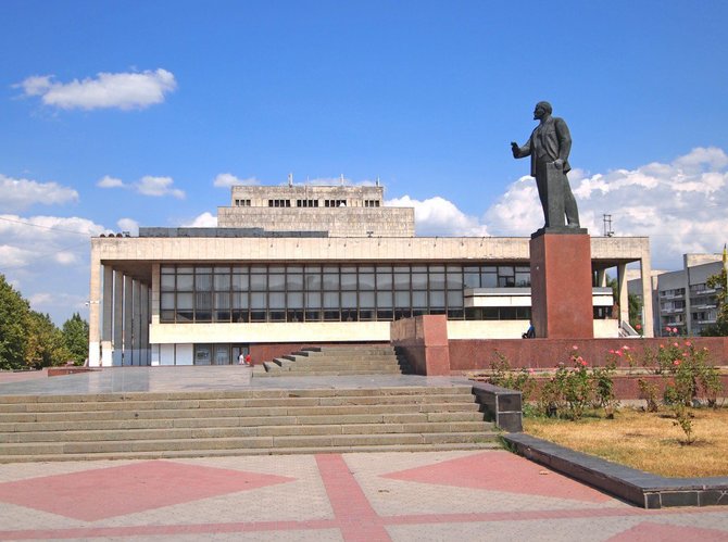 „Wiki Media Commons“ nuotr./Lenino skulptūra Simferopolyje, kurios susprogdinimu apkaltintas O.Sentsovas