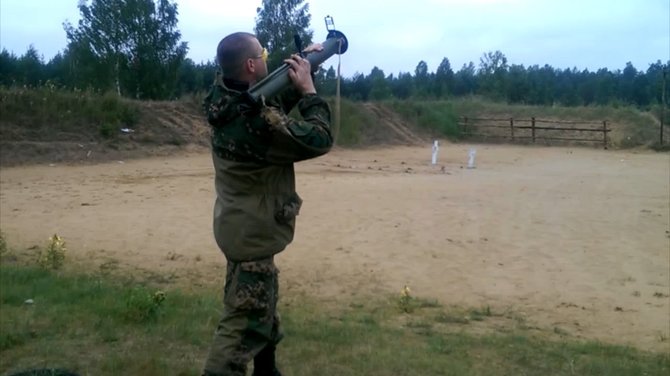 15min.lt skaitytojo nuotr./Rusiškas uniformas vilkintys asmenys VST Rūdininkų poligone