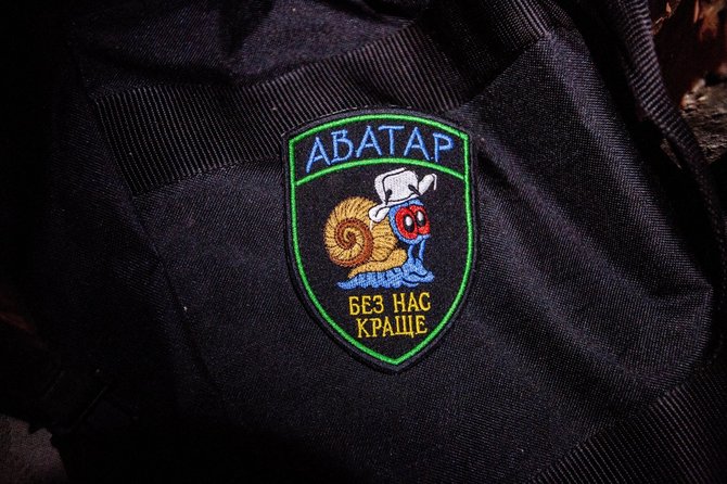 Vidmanto Balkūno/15min.lt nuotr./Ukrainos kariai sukūrė antsiuvą, kurį privalo nešioti girtuokliai: „Avataras – be manęs geriau“
