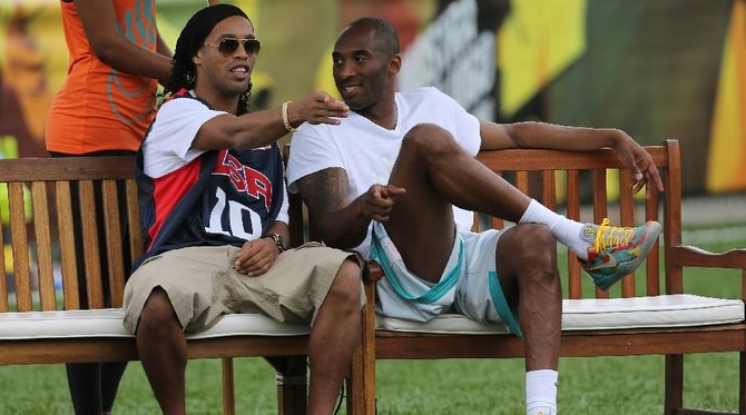 „Scanpix“/AP nuotr./Kobe Bryantas ir Ronaldinho