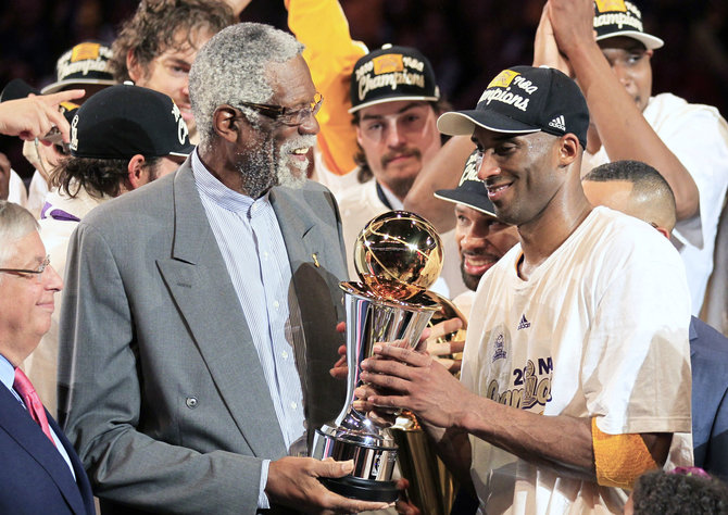 „Reuters“/„Scanpix“ nuotr./Kobe Bryantas atsiima 2010 metų NBA finalo MVP apdovanojimą iš Billo Russello rankų