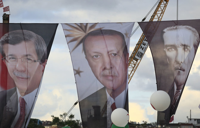 „Scanpix“/AP nuotr./Turkijos premjeras Ahmetas Davutoglu, prezidentas Recepas Tayyipas Erdoganas ir Mustafa Kemalas Ataturkas