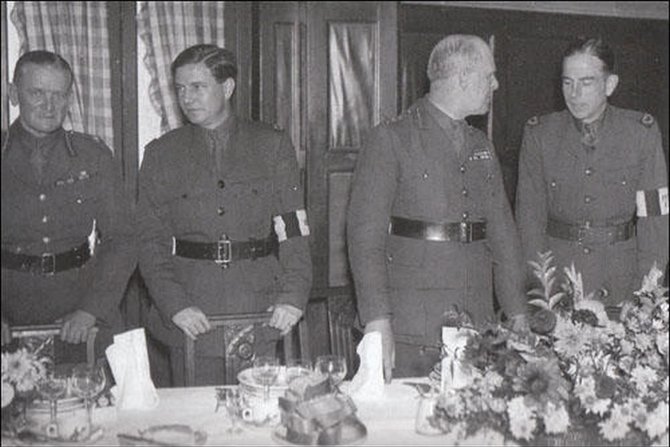 „Wikipedia“ nuotr./1939 metais Prancūzijoje „Times“ karo korespondentas Kimas Philby (antras iš kairės) su Didžiosios Britanijos ekspedicinių pajėgų vadais