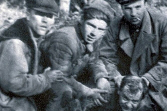GAM nuotr./1949 metais MGB agentai laiko sugautą Joną Deksnį