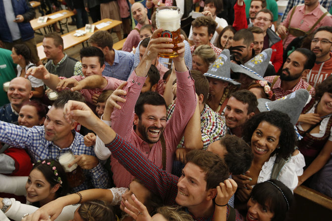 „Reuters“/„Scanpix“ nuotr./Miunchene prasidėjo kasmetinis alaus festivalis „Oktoberfest“