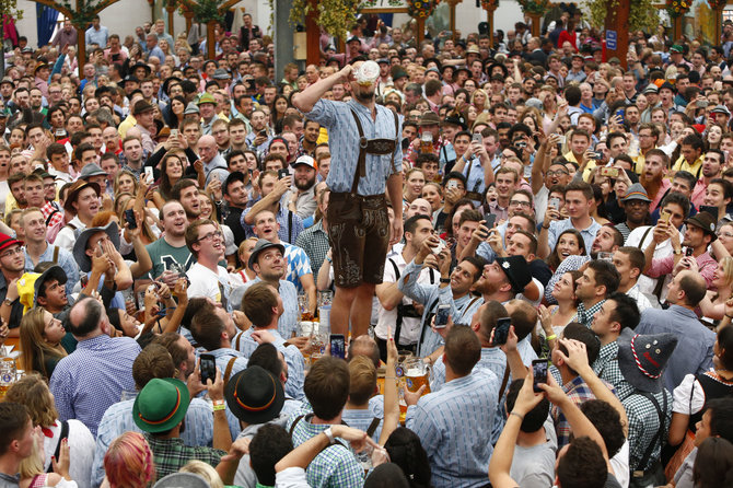 „Reuters“/„Scanpix“ nuotr./Miunchene prasidėjo kasmetinis alaus festivalis „Oktoberfest“
